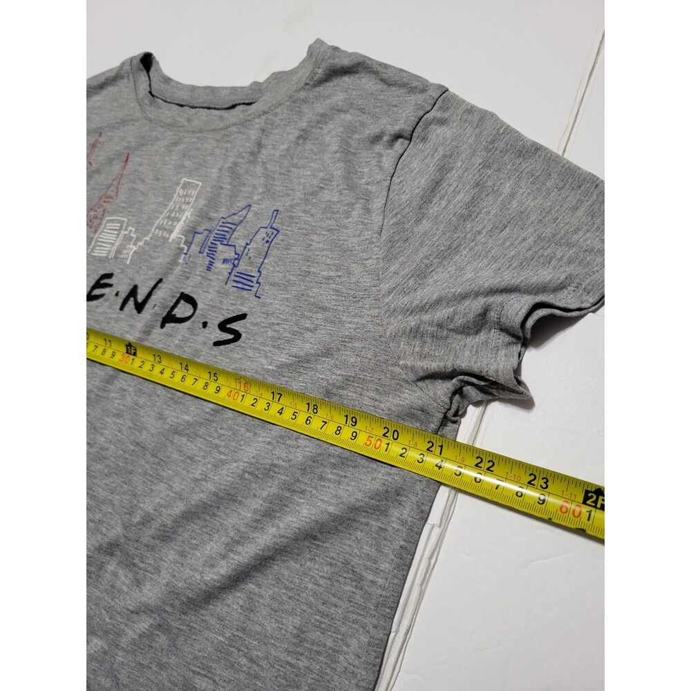 (#L6) Friends TV Show Skyline Graphic T-Shirt Size Women's XXL (19) Short Sleeve - Picture 6 of 8